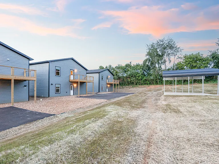 Covered common area
*Deck is exclusive to upstairs units*