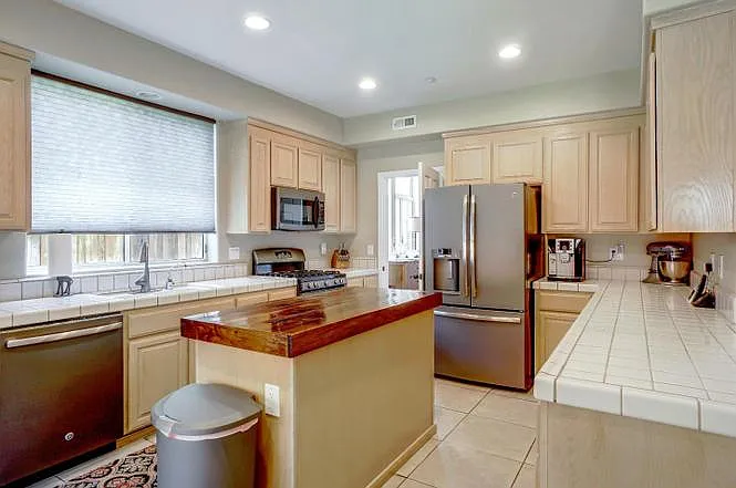 4 bed, 2417 sqft, $4,250 — Photo 3