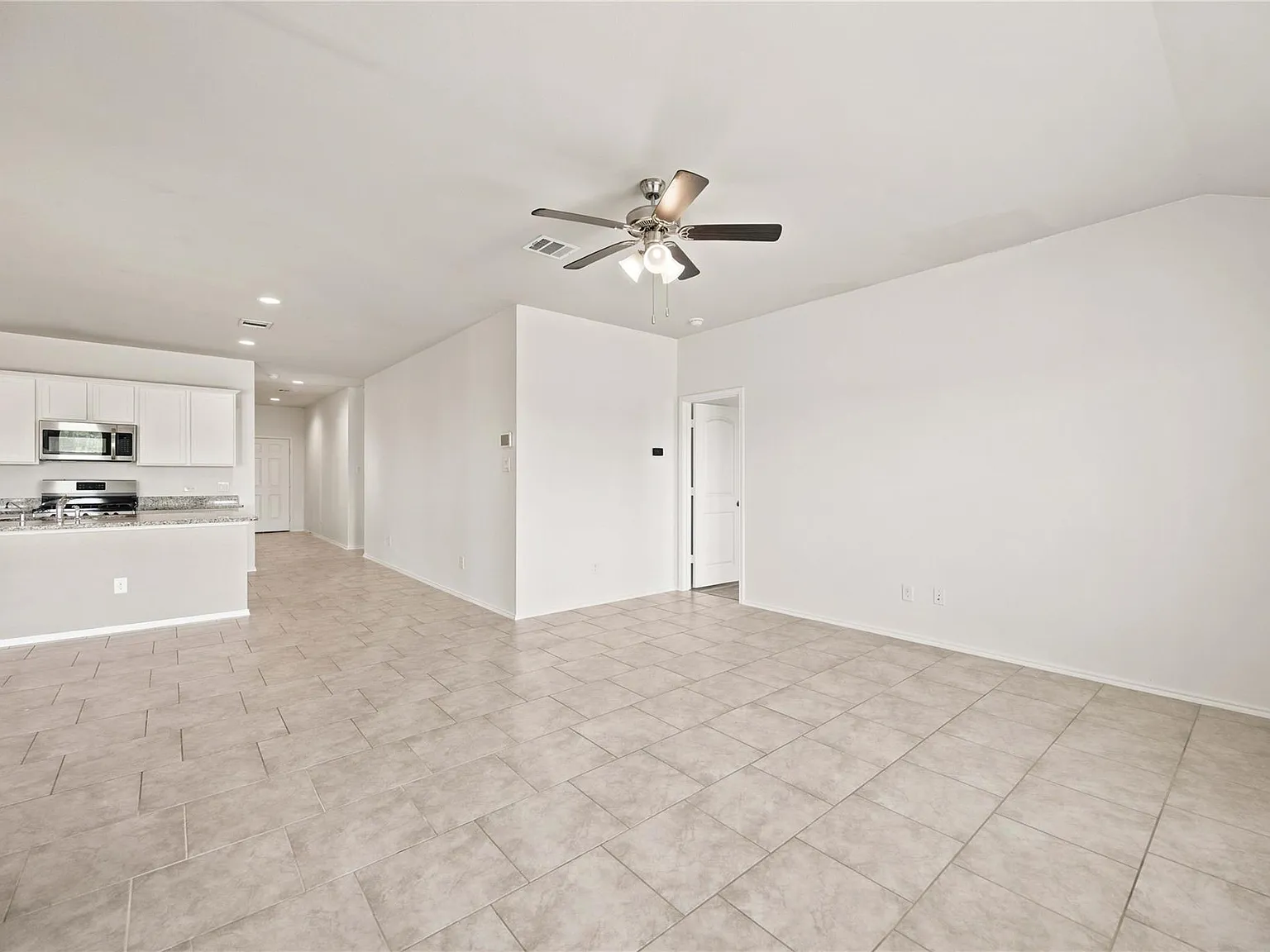 4 bed, 2.0 bath, 1810 sqft, $2,200 — Photo 4