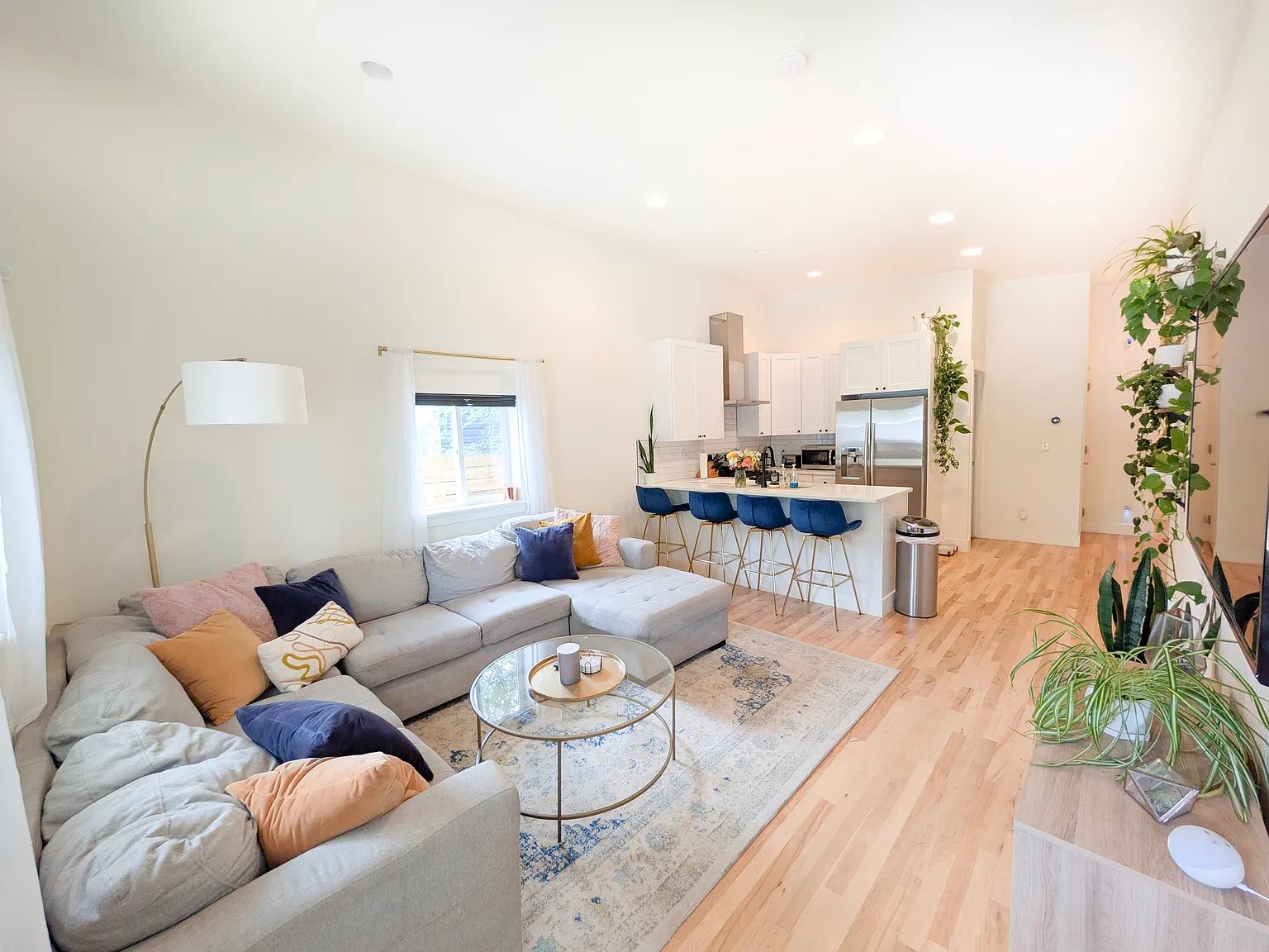 2 bed, 1055 sqft, $2,800 — Photo 3