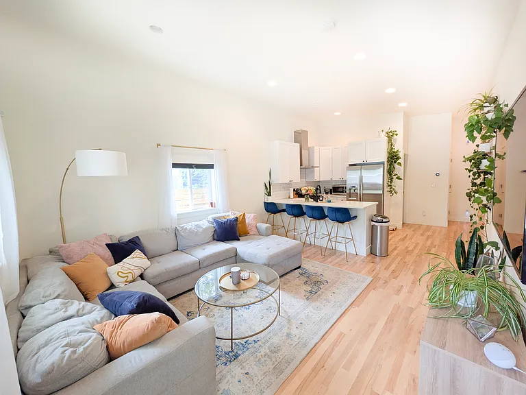1039 Stuart St — Photo 3