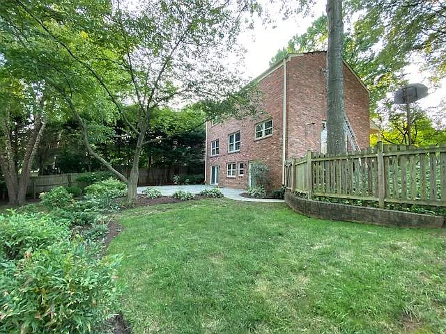 Building Photo - Chatsworth Ln