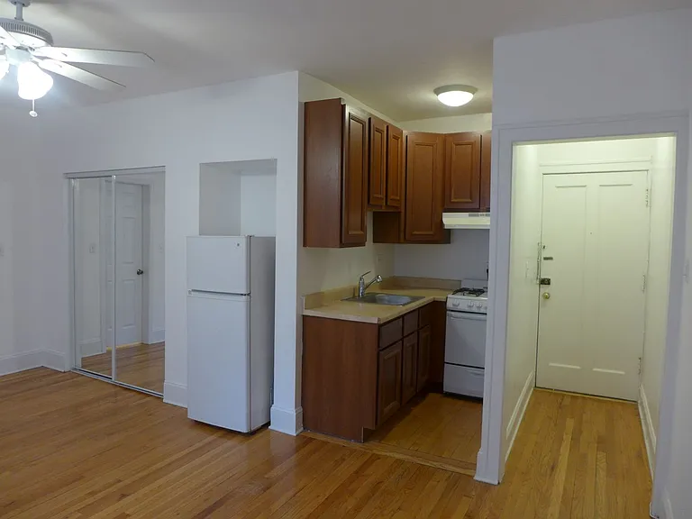 Linder/ Lawrence Apartments — Photo 5