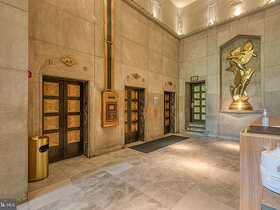 4th image of 210 W Washington Sq APT 9N