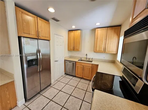 2016 NE 26th Dr #2016, Fort Lauderdale, FL 33306