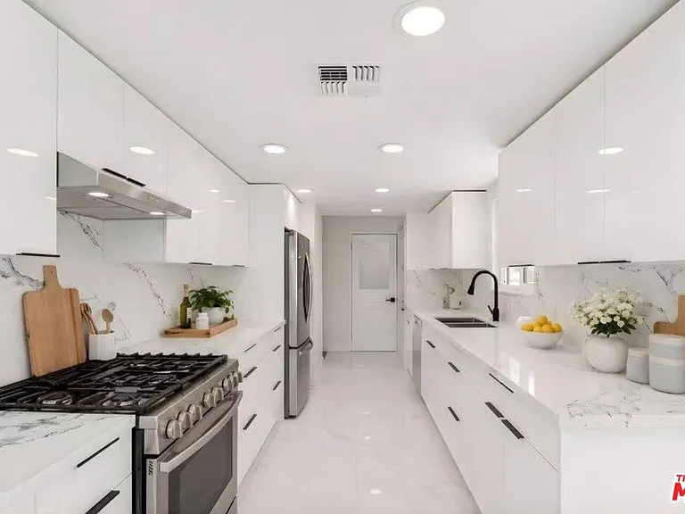 2522 Armacost Ave — Photo 10