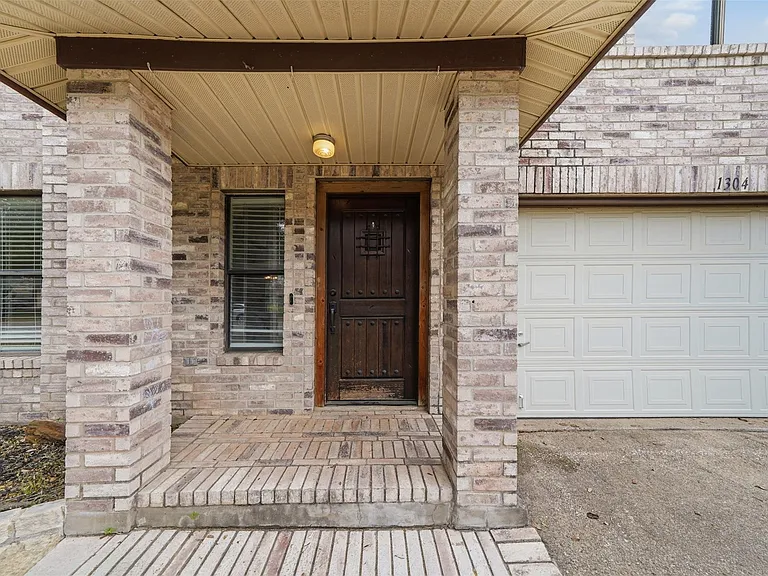 1304 Irene Dr — Photo 6