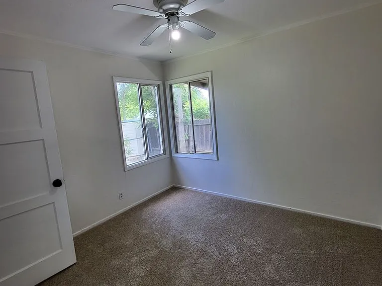 555 W Whittier Ave — Photo 30