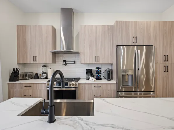 389 Manhattan Avenue image 11 of 38