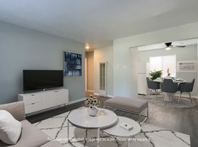 625 N. Commerce Street, 1 beds  1.0 baths (462 sqft)