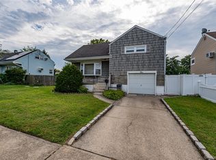 5 Floyd St, North Babylon, NY 11703