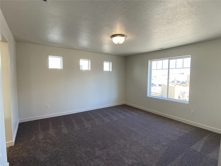 138 E Crown Point Dr — Photo 8