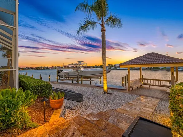 5812 Mariners Watch Dr, Tampa, FL 33615