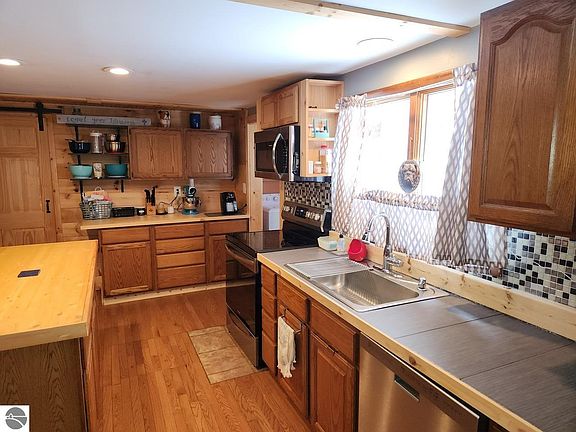 3rd image of 5611 E Shore Dr NE