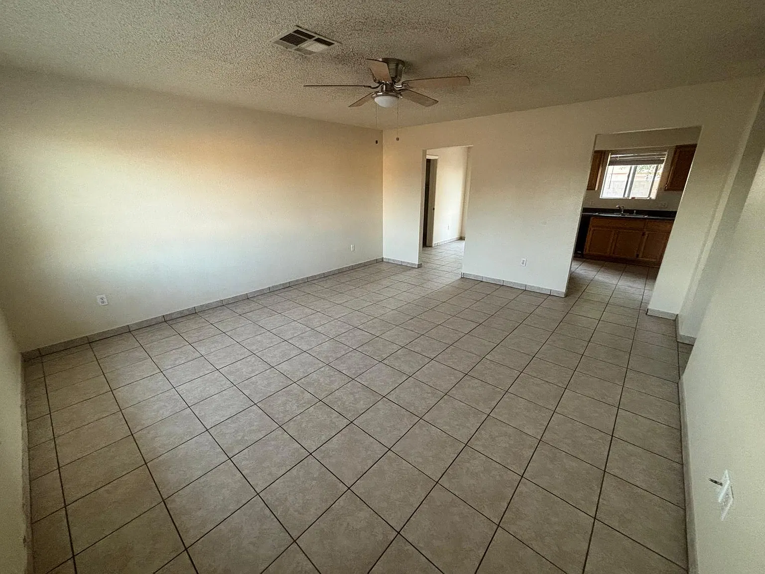 3 bed, 1238 sqft, $1,400 — Photo 2
