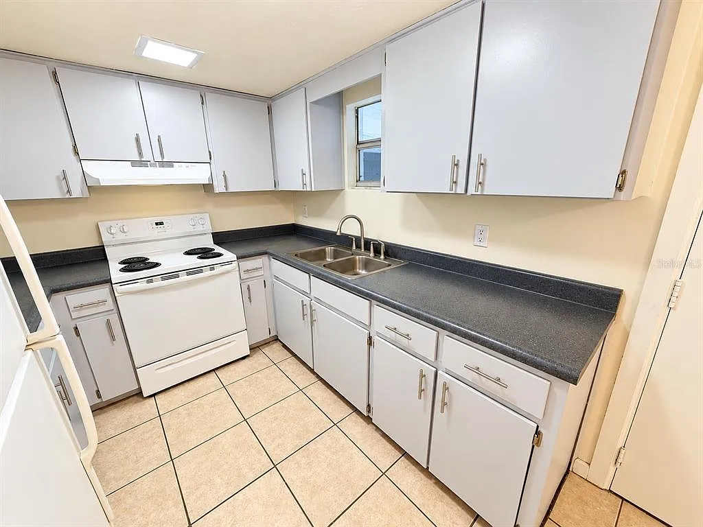 1 bed, 1.5 bath, 858 sqft, $1,700 — Photo 3