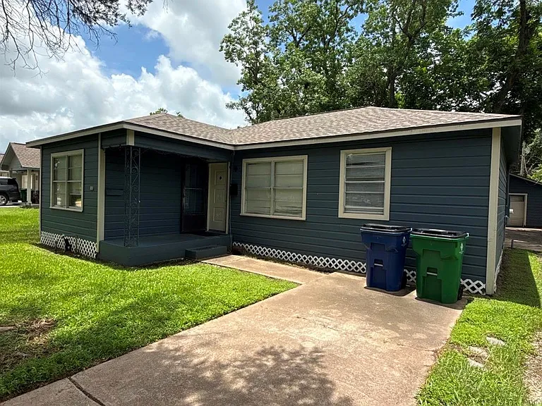 901 N Arcola St — Photo 1