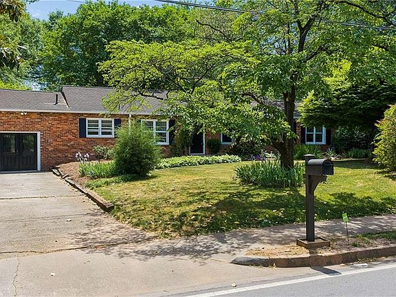 3rd image of 2651 Woodwin Rd