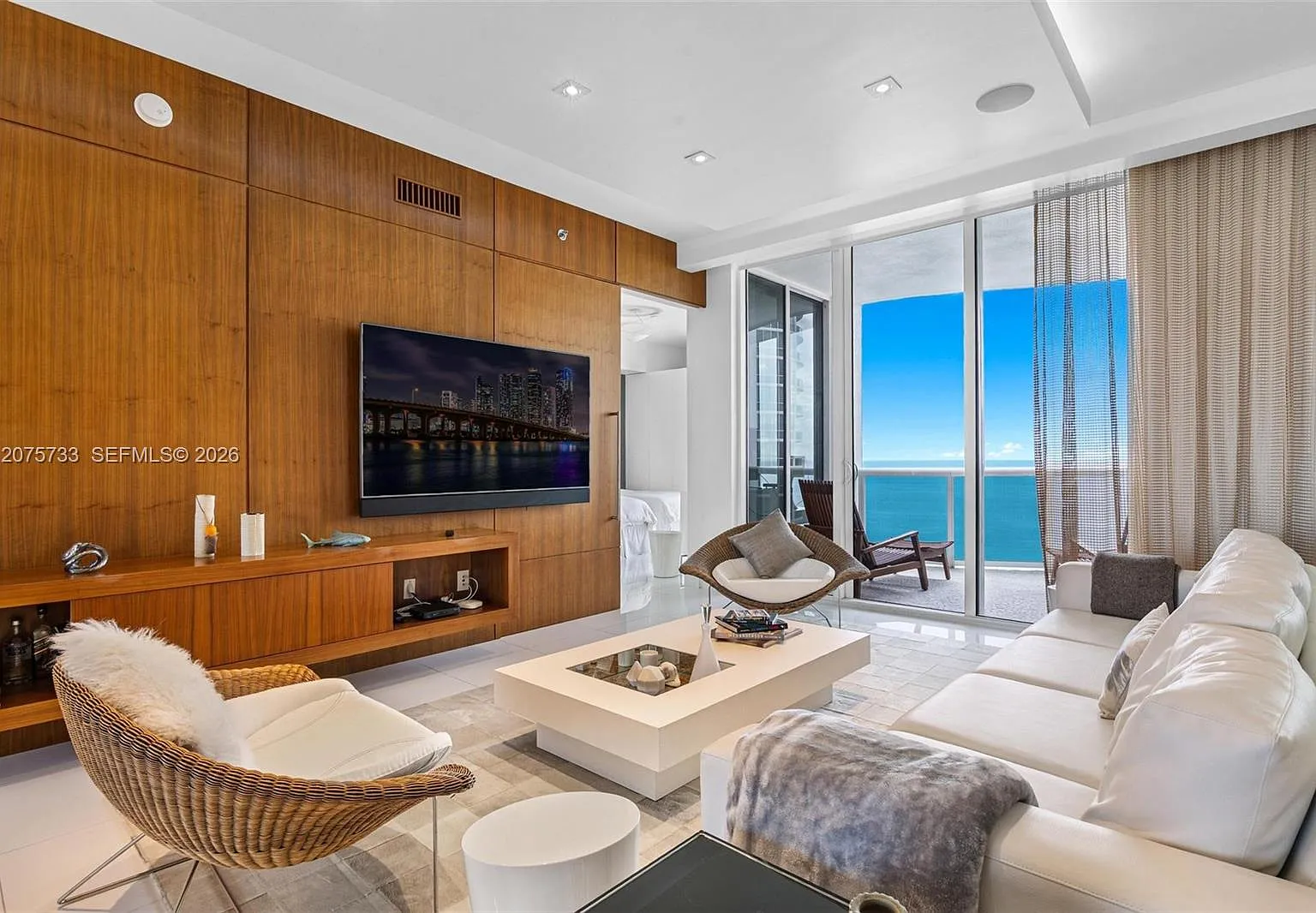 Tdr Tower I Condo — Photo 1