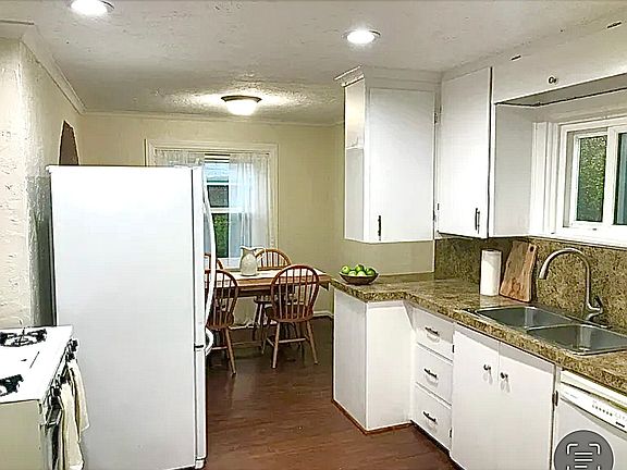 3rd image of 130 Rainier Ave