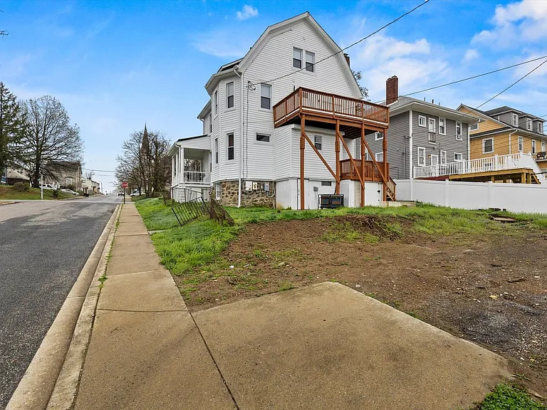 2510 Roslyn Ave — Photo 48