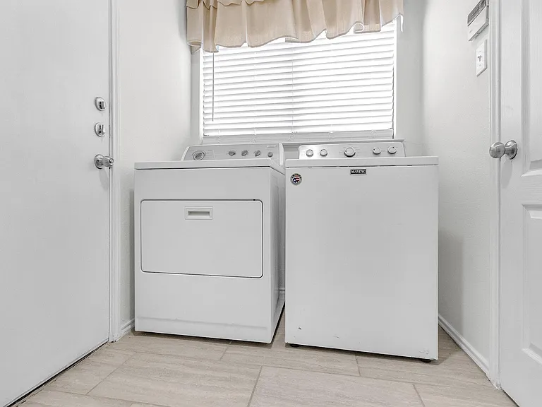 1413 Baffin Cv — Photo 34