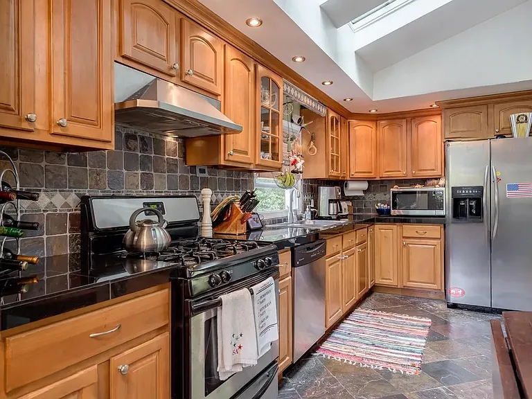 10 Lewis Ave — Photo 7