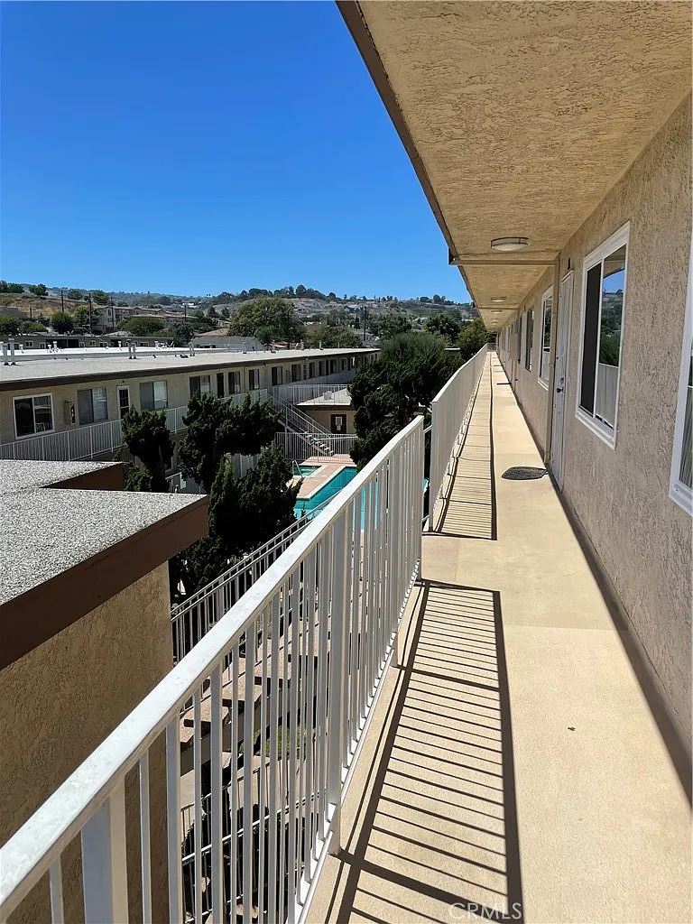 2 bed, 810 sqft, $2,400 — Photo 2