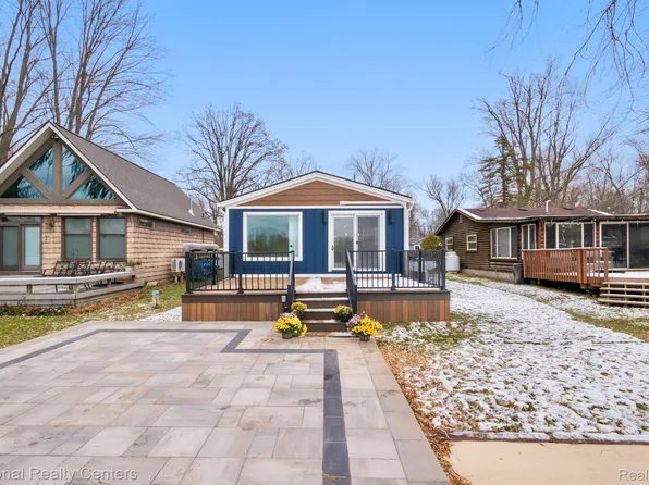 12123 Kirby Ln, South Lyon, MI 48178