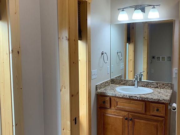 4th image of 702 Greenwood Dr #B