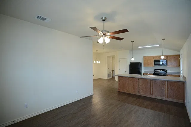 913 Lasso Dr — Photo 2
