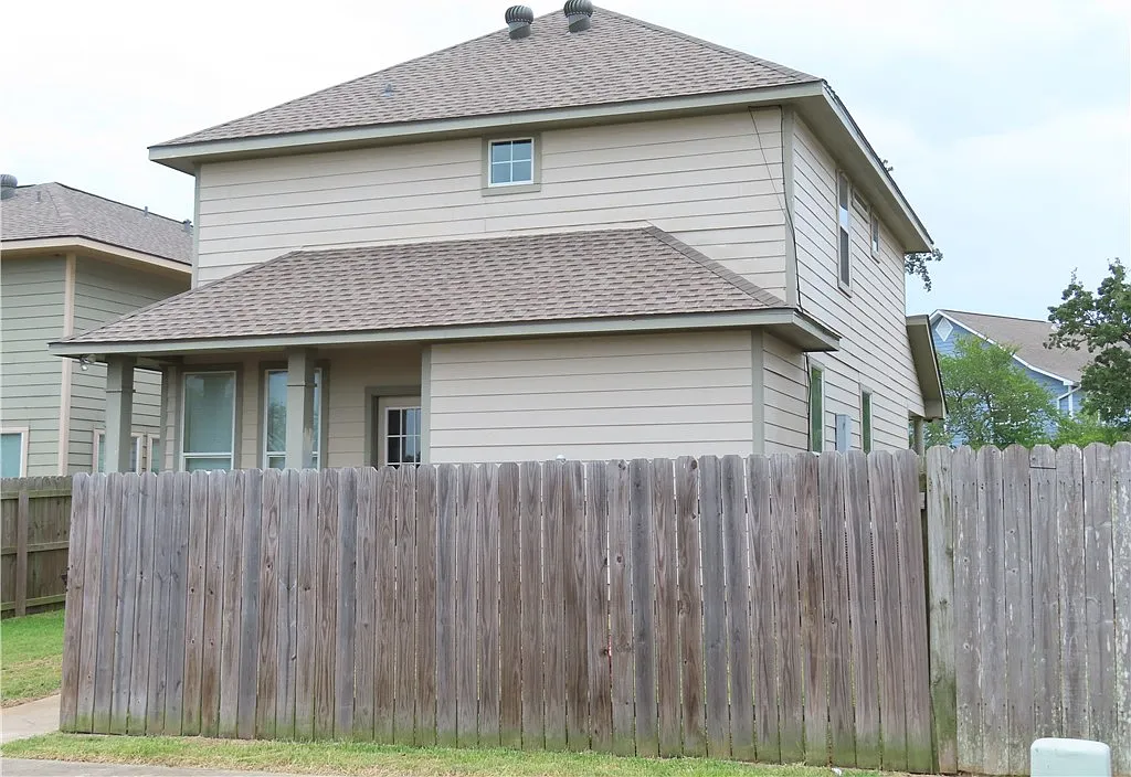 4 bed, 4.0 bath, 1710 sqft, $1,900 — Photo 4
