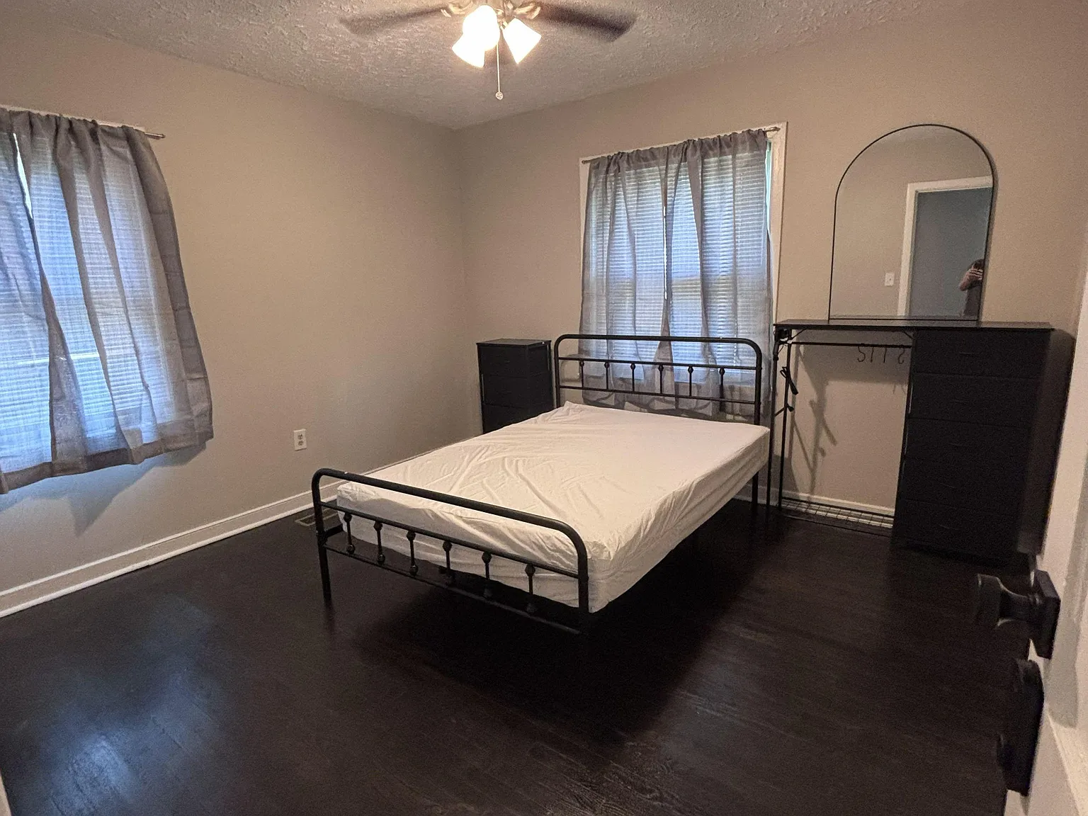 4 bed, 2.0 bath, 1400 sqft, $828 — Photo 3