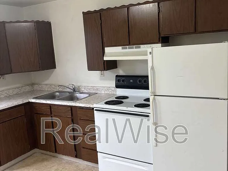 241 NW Rose St — Photo 8