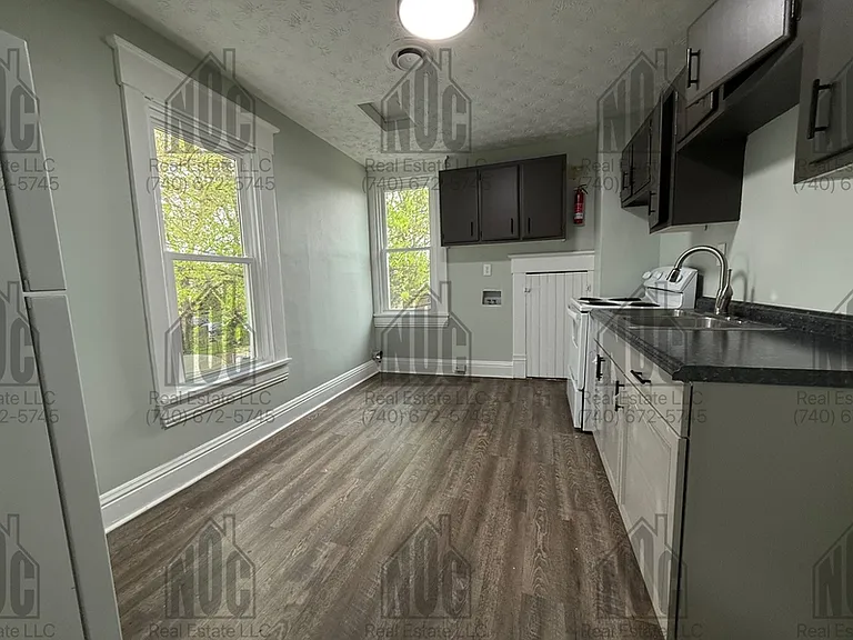 160 1/2 Lake St — Photo 3