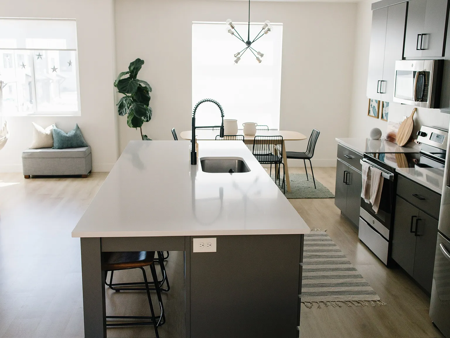 4 bed, 1953 sqft, $2,375 — Photo 3