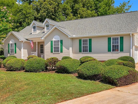 3rd image of 205 Ashford Ct