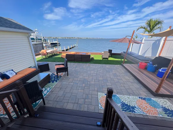 332 E Shore Dr, Massapequa, NY 11758