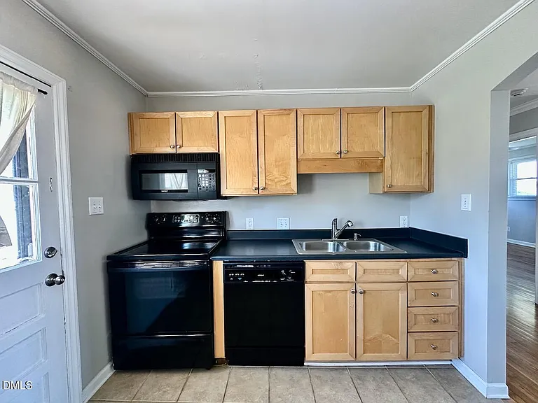 2333 Bernard St — Photo 10