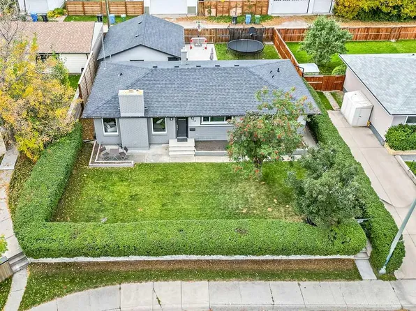 23 E Wellington Pl SW, Calgary, AB T3C 3C2