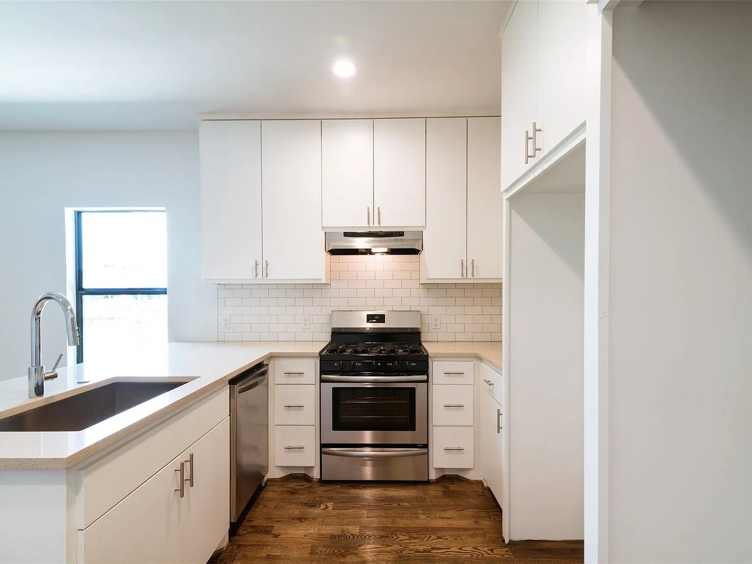 1 bed, 1.0 bath, 735 sqft, $1,365 — Photo 2