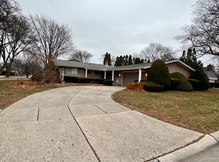 21610 Van K Dr, Grosse Pointe Woods, MI 48236