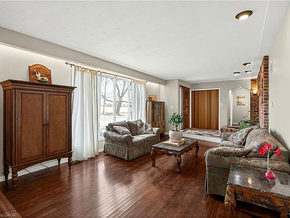 3rd image of 548 Book Rd E