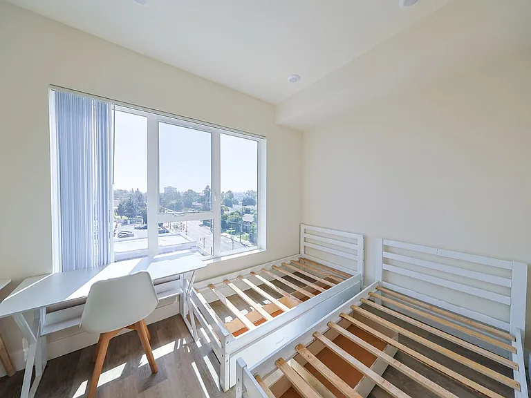 1317 W Jefferson Blvd — Photo 7