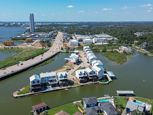 43 Commander Runco Ln, Seabrook, TX 77586