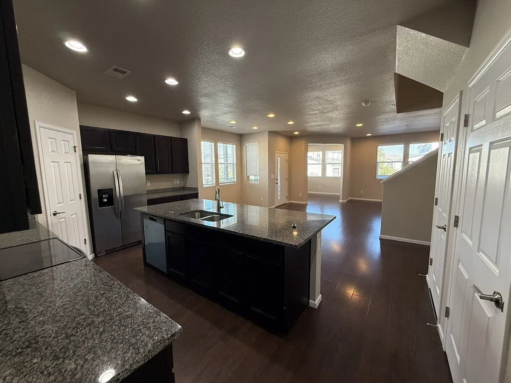 4 bed, 2.5 bath, 1859 sqft, $3,050 — Photo 3