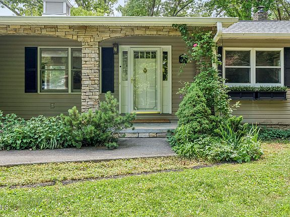 3rd image of 236 Lakeshore Cir