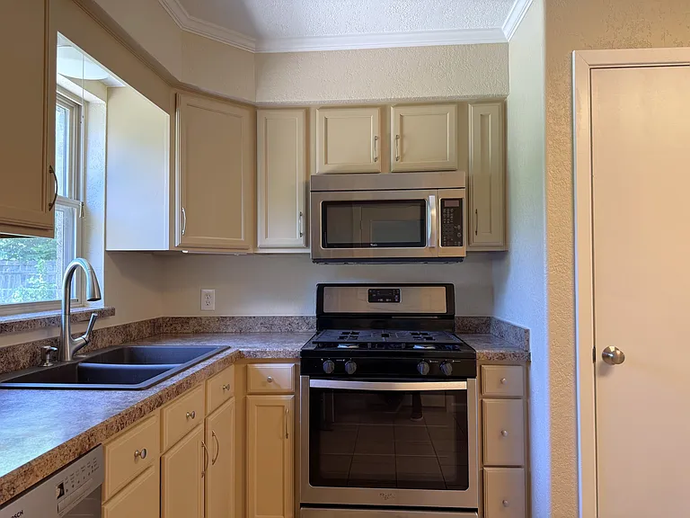 635 Pine St — Photo 6