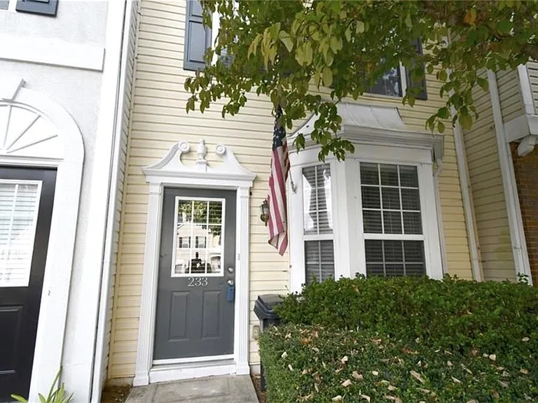 233 Buckland Dr — Photo 1