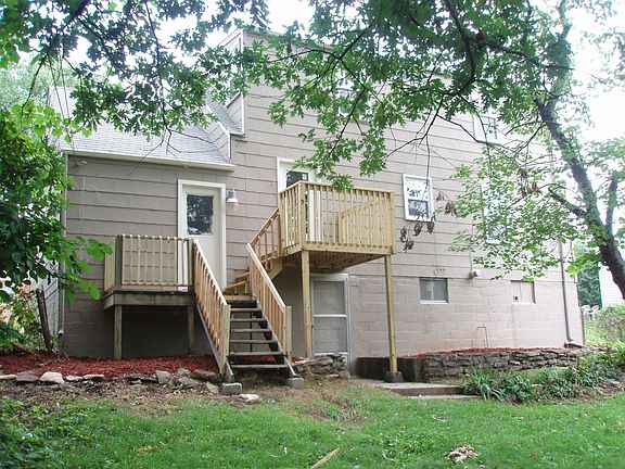 walk out deck off of kitchen and garage